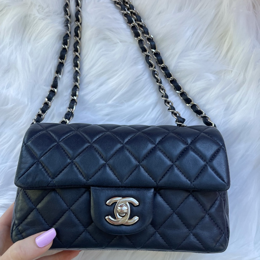 Chanel flap bag, very hard to find size! - Picture 8 of 17